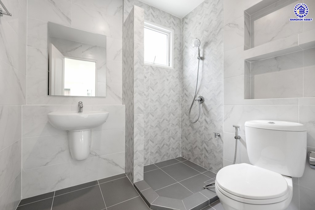 บ้านมือสองตกแต่งใหม่ โครงการ ชัยพฤกษ์ บางบัวทอง เนื้อที่ 71.20 ตร.ว. พื้นที่ใช้สอย 224.86 ตร.ม. ฟังก์ชัน 4 ห้องนอน 3 ห้องน้ำ จอดรถได้ 2 คัน พร้อม Facilities โครงการครบครัน ทำเลติดถนนบางกรวย-ไทรน้อย เชื่อมต่อถนนกาญจนาภิเษก ใกล้เซ็นทรัลเวสต์เกต และรถไฟฟ้าสายสีม่วง "สถานีคลองบางไผ่"